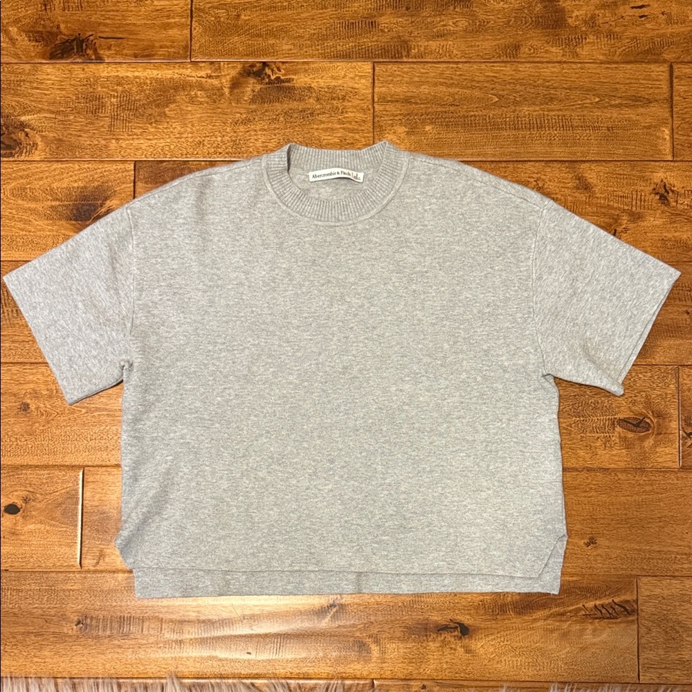 Abercrombie & Fitch Light Heather Gray Cropped Short Sleeve Sweater